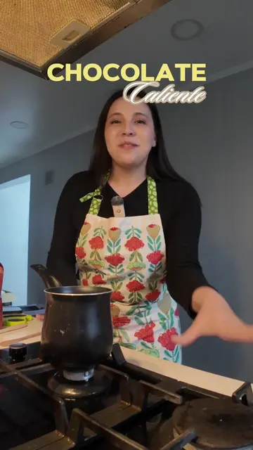 Chocolate Caliente para estos días fríos y con lluvia 🌧️  -200ml de leche -3 cu