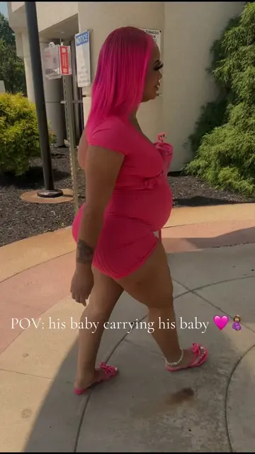 My fiancé’s point of view 🤰🏽🩷 #fyp #babybump #pregnancy #pinkhair 
