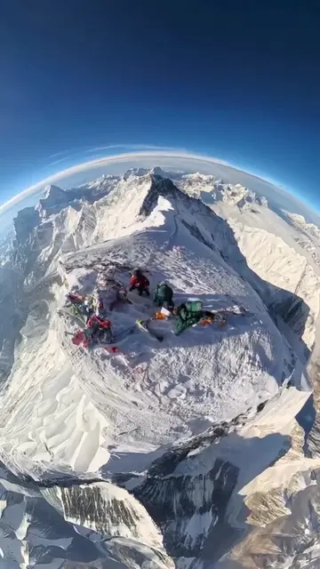 A must watch video if you are looking to climb mighty Everest in the future 🤜🏽