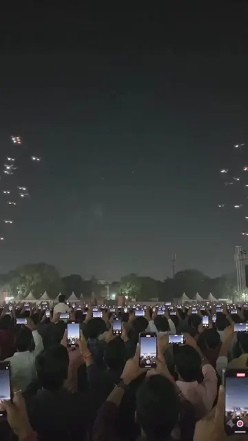  Witness an unforgettable night sky spectacle! Hundreds of glowing drones synchr