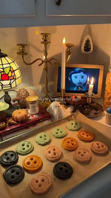 can you guess the theme? 🧵🪡 #coralinemovie #buttoneyes #fallbaking #halloweenb