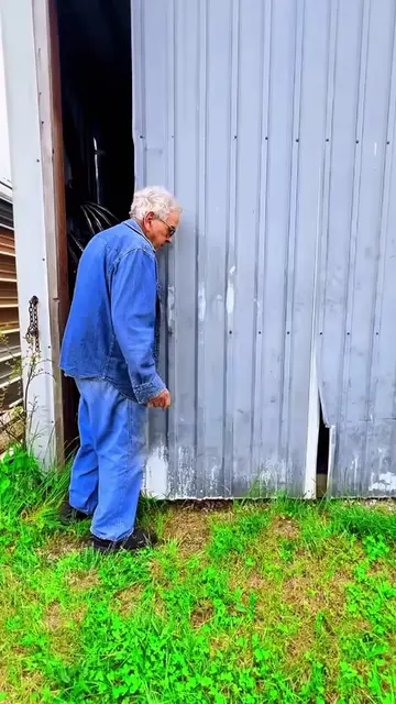 ‎A mechanic brings back to life the car a dying man hasn't touched in 18 years, 