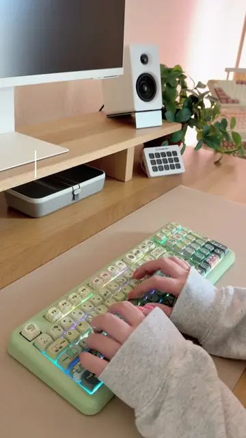I swear this keyboard was made to brighten up a desk 🐸💚 #keebtok #creamykeyboa