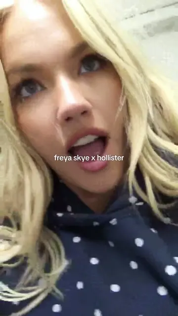 stars aligned and led me to @Freya Skye’s fav hollister ultra low-rise baggy jea
