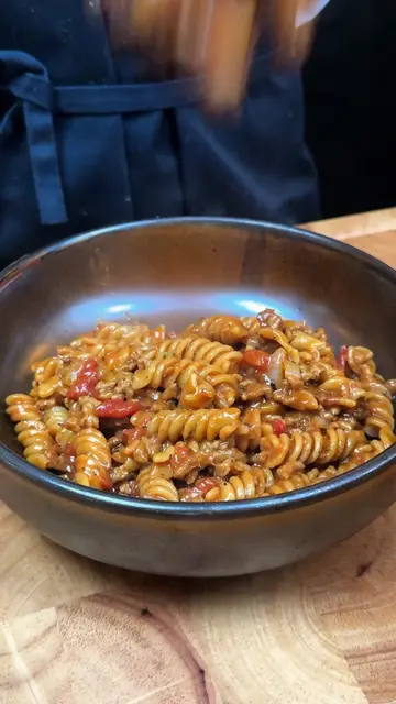 One Pot Creamy Beef Pasta 🍝🥩 This one is a winner... Creamy, packed with rich 