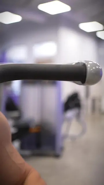 How to Perform the Machine Shoulder Press 1. Use a thumbless grip if it feels se