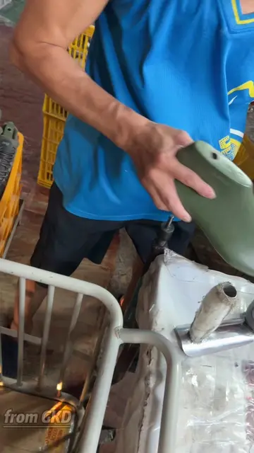 Shoe Factory – Experience the working atmosphere firsthand! We ship worldwide, a