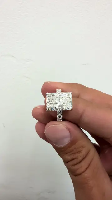 An absolute showstopper. 💎 An incredible 8ct radiant center stone paired with 3