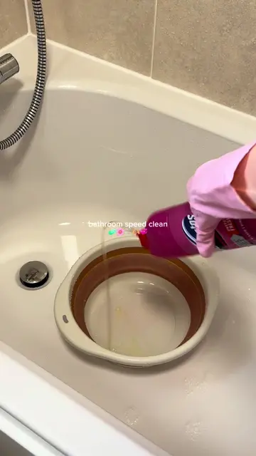 Bathroom scrub 🥰🫧🧼🎀🩷 #cleaningmotivation #CleanTok #cleaningtok #cleanwithm
