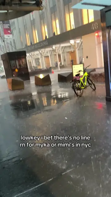 anyone wanna go get froyo rn🤪🤪 #newyorkcity #manhattan #flooding #nyc 