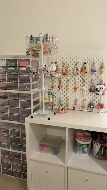 Long awaited desk tour!! 🌷Ironically I’m moving in a week  so this is one of th