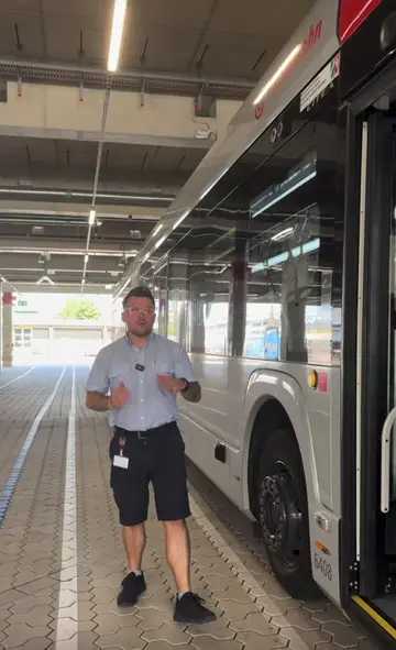 Busfahrer dürfen das eigentlich gar nicht..  Hier geht es um Sicherheit was ist 