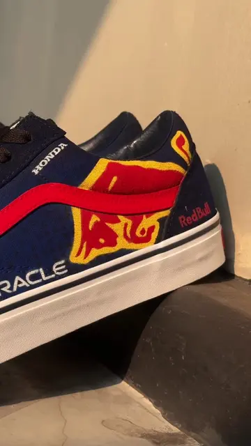 Being an F1 fan means you instantly recognize this color combination. Navy blue.
