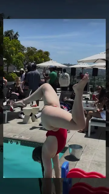 A proper handstand by the pool for this sunday afternoon #handstandchallenge #po