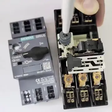 Can you over-rotate the adjustment dial on a Siemens SIRIUS Motor Protection Cir