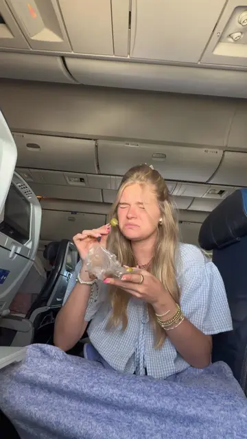 big fan of airplane food ✈️🍝 #airplanefood #travel #france #flight #traveling 