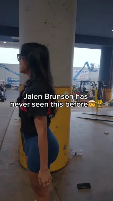 Jalen Brunson reacts to the craziest gift👀 #FanaticsFest #JalenBrunson #NBA #MV