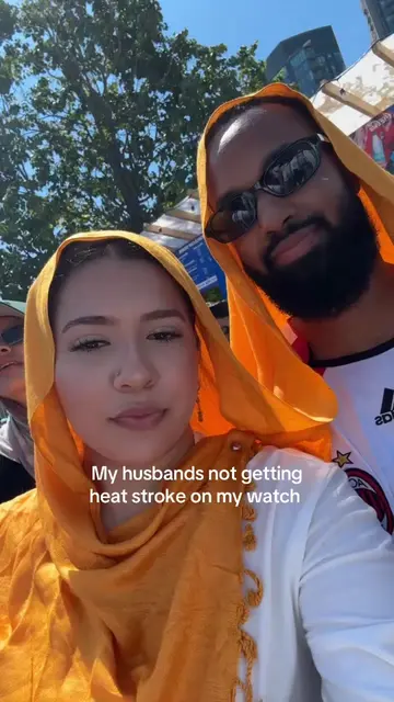 Pouring water on him and fanning him all game😂 not on myyyy watch 