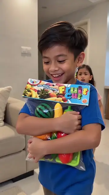 Muntik na mag-away ang magkapatid sa fruit cutting play set sa transparent pouch