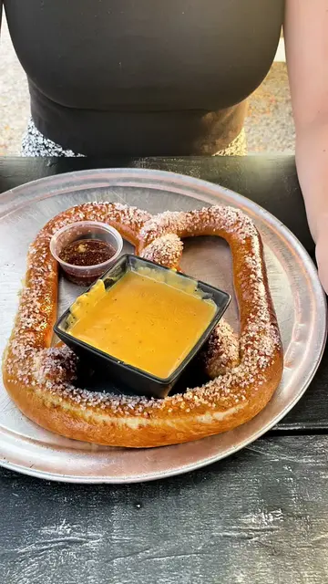 There’s just something about a pretzel and beer cheese 🤩 #louisvillebites #loui