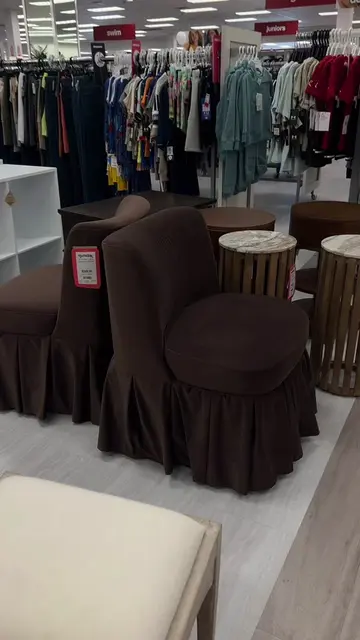 Obsessed with those brown chairs! Can’t believe I didn’t take one. #homegoods #h
