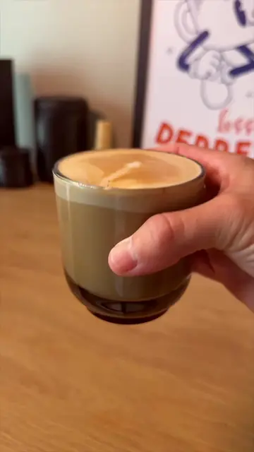 The foam is what makes Cuban café con leche completely different ☕️ It’s called 