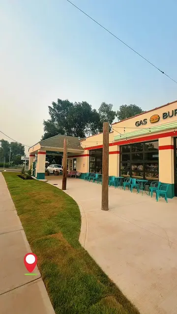 I’ve been so excited to try Gas Burgers!! 🍔⛽️❤️ The 1950s gas station theme is 