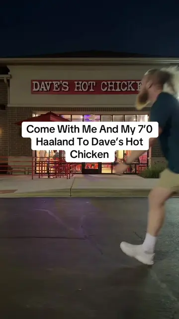 7’0 Haaland Vs Dave’s Hot Chicken🌶️🐓 #chickensandwhich #haaland #tall #davesho