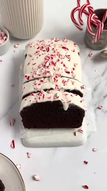 Switching things up from cookies with this Peppermint Hot Chocolate Snack Cake. 
