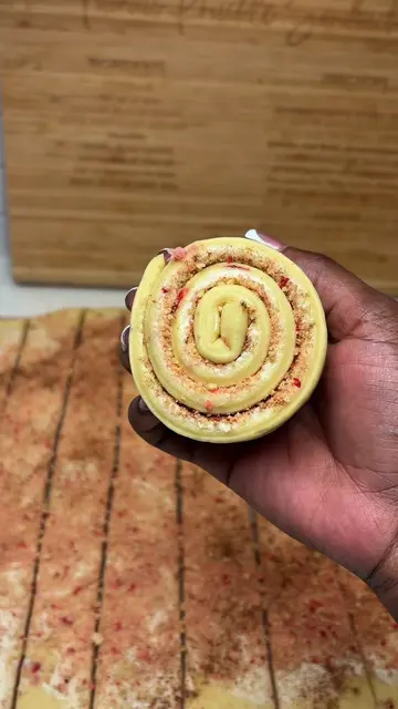 🍓✨ Strawberry Crunch Cinnamon Rolls ✨🍓 If strawberry shortcake ice cream bars 