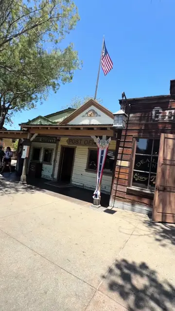 i think this little aspect of ghost town alive it’s such a cool and random inter