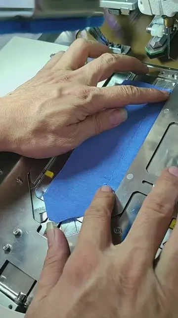 Shirt sleeve fork machine #Automaticbuttonmachine#одеждаfabрика #автоматическиеш
