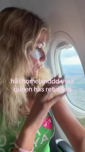 its good to see us isnt it💘💘✌🏻✌🏻 #vacation #queen #joke #airplane #selflove 