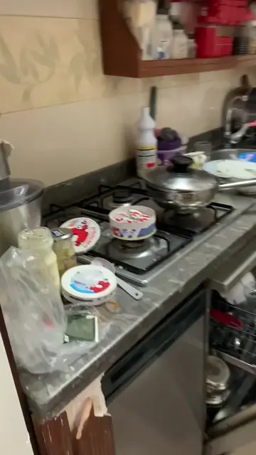 Clean the kitchen w me 🧹🧽 #CleanTok #cleaninghacks #relateable #fyp #viral 