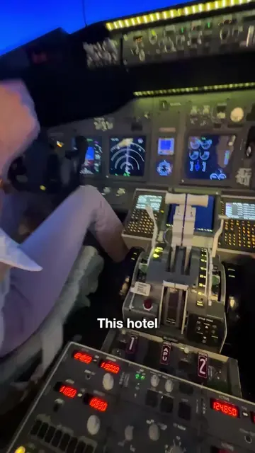 I can't believe this is inside a hotel room 🤯😍 #hotel #simulator #plane #flyin