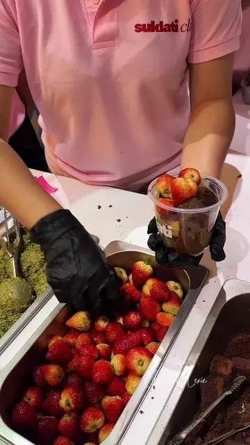 Finally tried the viral dubai style chocolate covered strawberries at @SUKLATII 