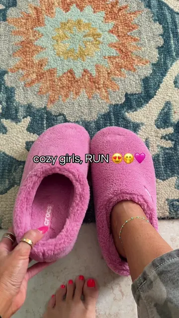 @Crocs  #crocs #crocsnewarrivals  #slippers 
