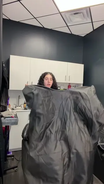 I need someone to come scrub my head like this #hairstylistsoftiktok #curlyhairt