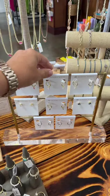 The single stone huggie hoop is my fav and it’s a boutique exclusive! #kendrasco