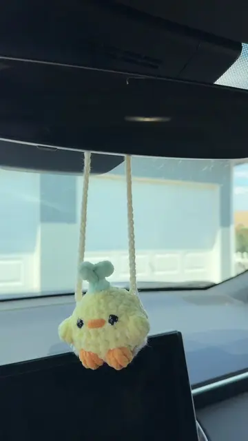 Made this little duck on a swing for a custom order! 🦆🧶💛 #crochettok #dianasc