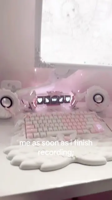 I DID NOT MEAN TO PUSH THE MICROPHONE THAT HARD OMG #techtok #pinksetup #GamerGi