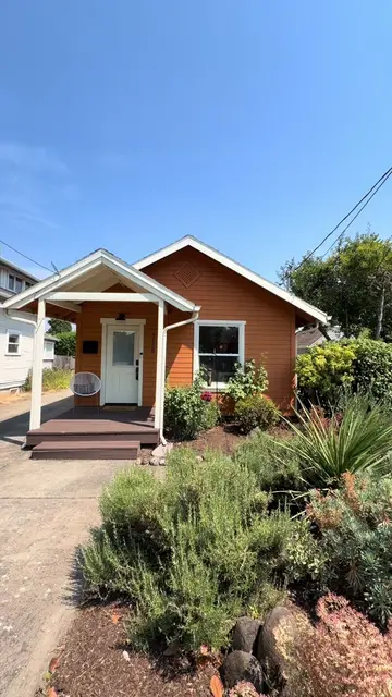 Cute as a peach 🏠    If you’re considering relocating to Portland or the Pacifi