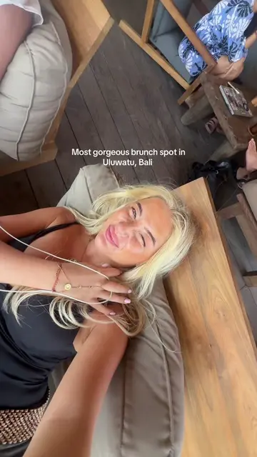 looking over dreamland beach 🥹  #baliindonesia #uluwatu #brunch #Vlog 