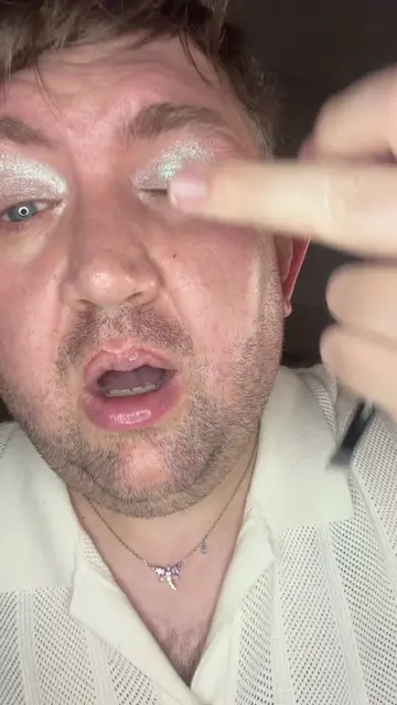 Ariana Grande and R.E.M. Beauty have been teasing an unreleased eyeshadow on the