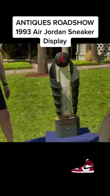 When even the thing that holds the shoes is worth 🤑🤑🤑#antiquesroadshow #sneak
