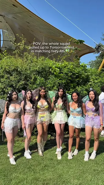 @Tomorrowland fairies checking in for Day One 🧚✨  All the girlies are dressed b