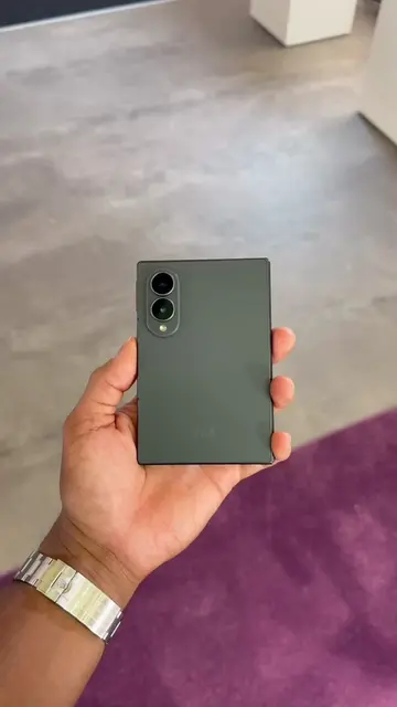 Introducing the all new redesigned Galaxy Z Fold 8! 📺: 7.6 inch AMOLED Display 