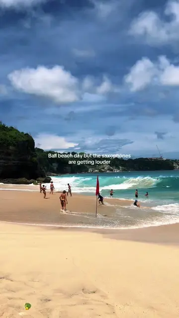 People love to ignore the red flags 🚩😂 #dreamlandbeach #uluwatu #bali 