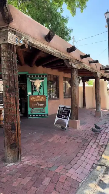 Hidden gem or hidden nightmare? 😂🐍 We ventured into the Albuquerque Rattlesnak