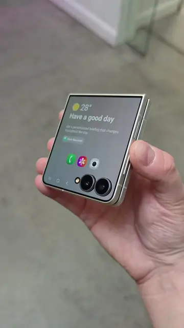 Galaxy Z Flip8 - Quick Hands On! #GalaxyZFlip8 #Samsung #techtok 